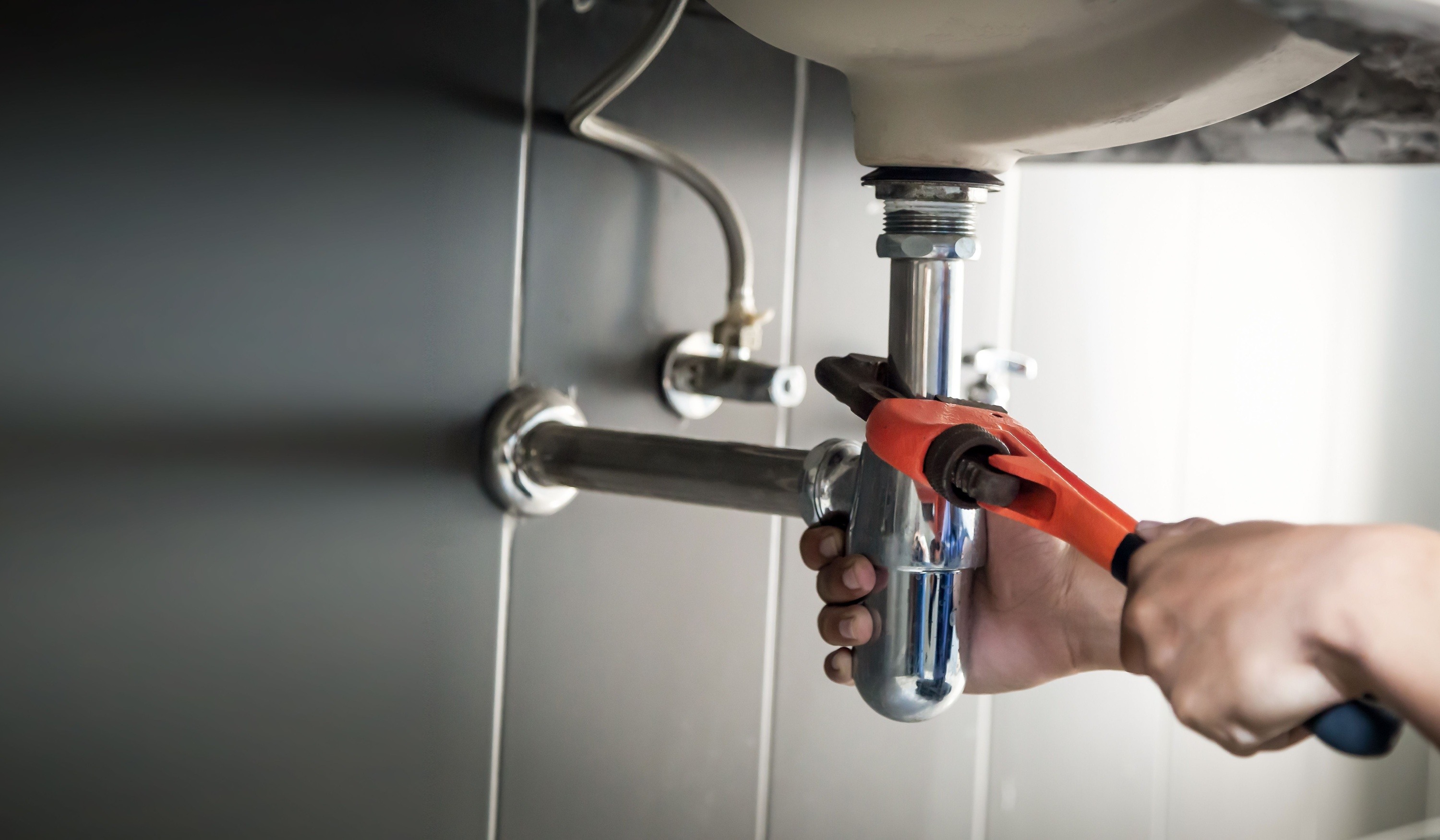 How to Handle Plumbing Emergencies: A Homeowner’s Complete Guide to